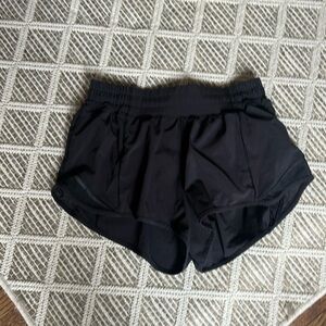 Lululemon hotty hot size 4, 2.5” inseam, black